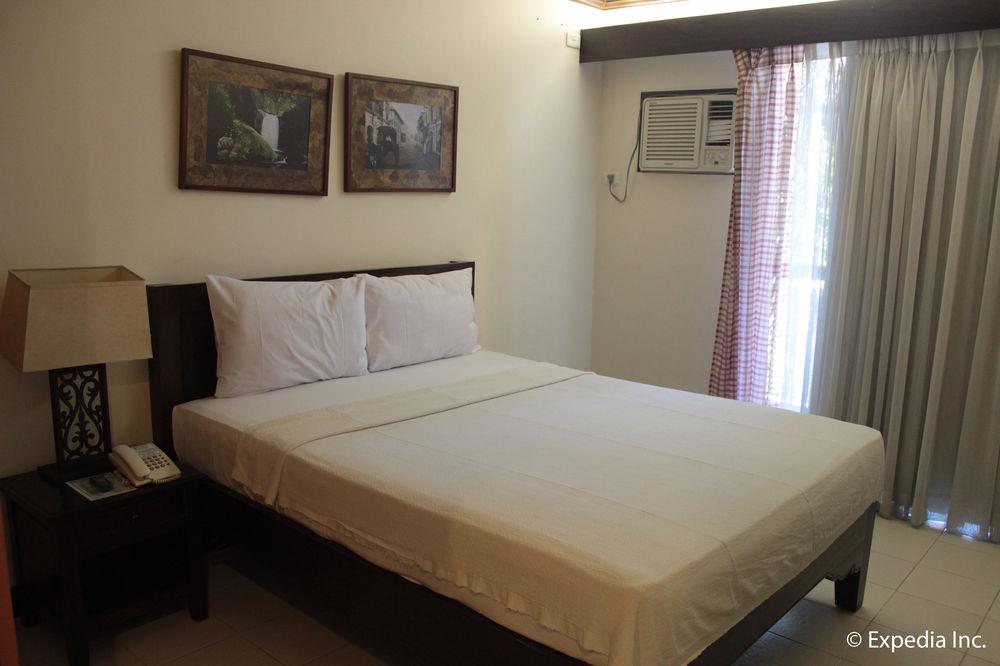 Ilocos Norte Hotel & Convention Center Laoag Exteriör bild