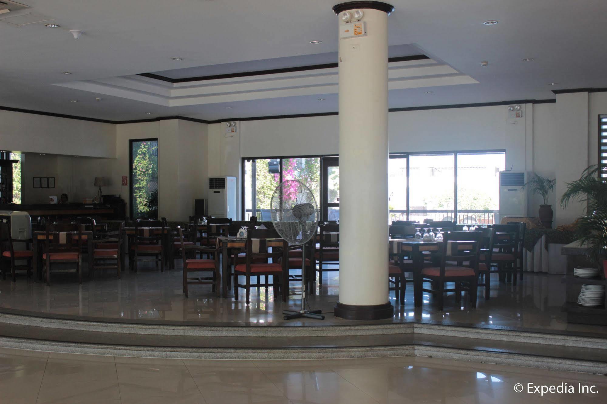 Ilocos Norte Hotel & Convention Center Laoag Exteriör bild