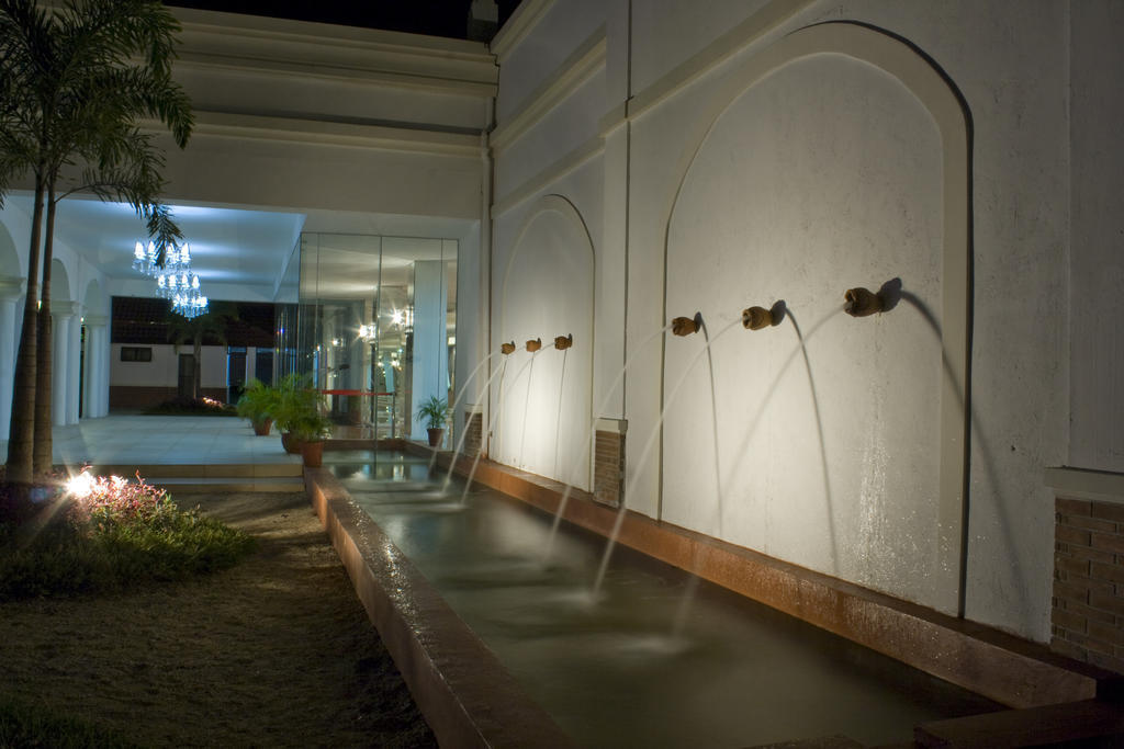 Ilocos Norte Hotel & Convention Center Laoag Exteriör bild