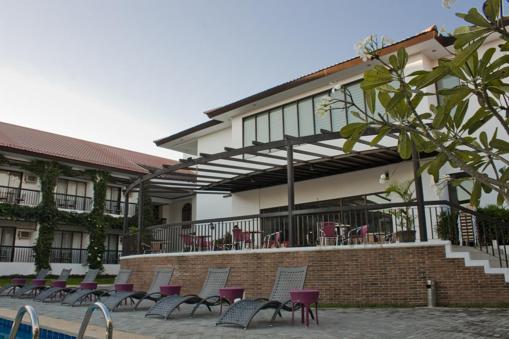 Ilocos Norte Hotel & Convention Center Laoag Exteriör bild