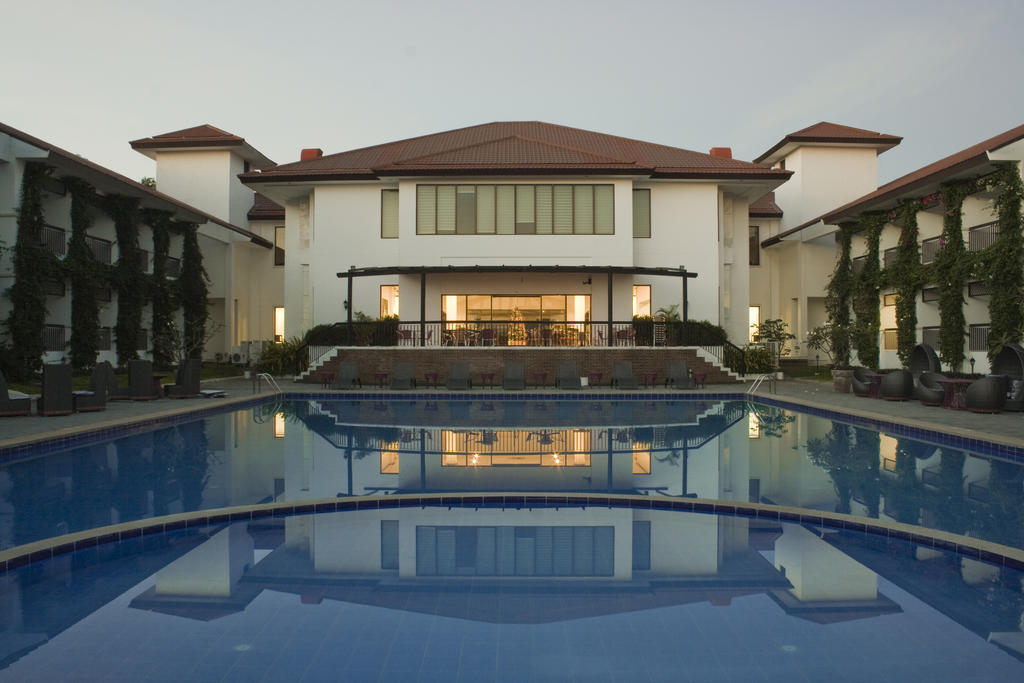 Ilocos Norte Hotel & Convention Center Laoag Exteriör bild
