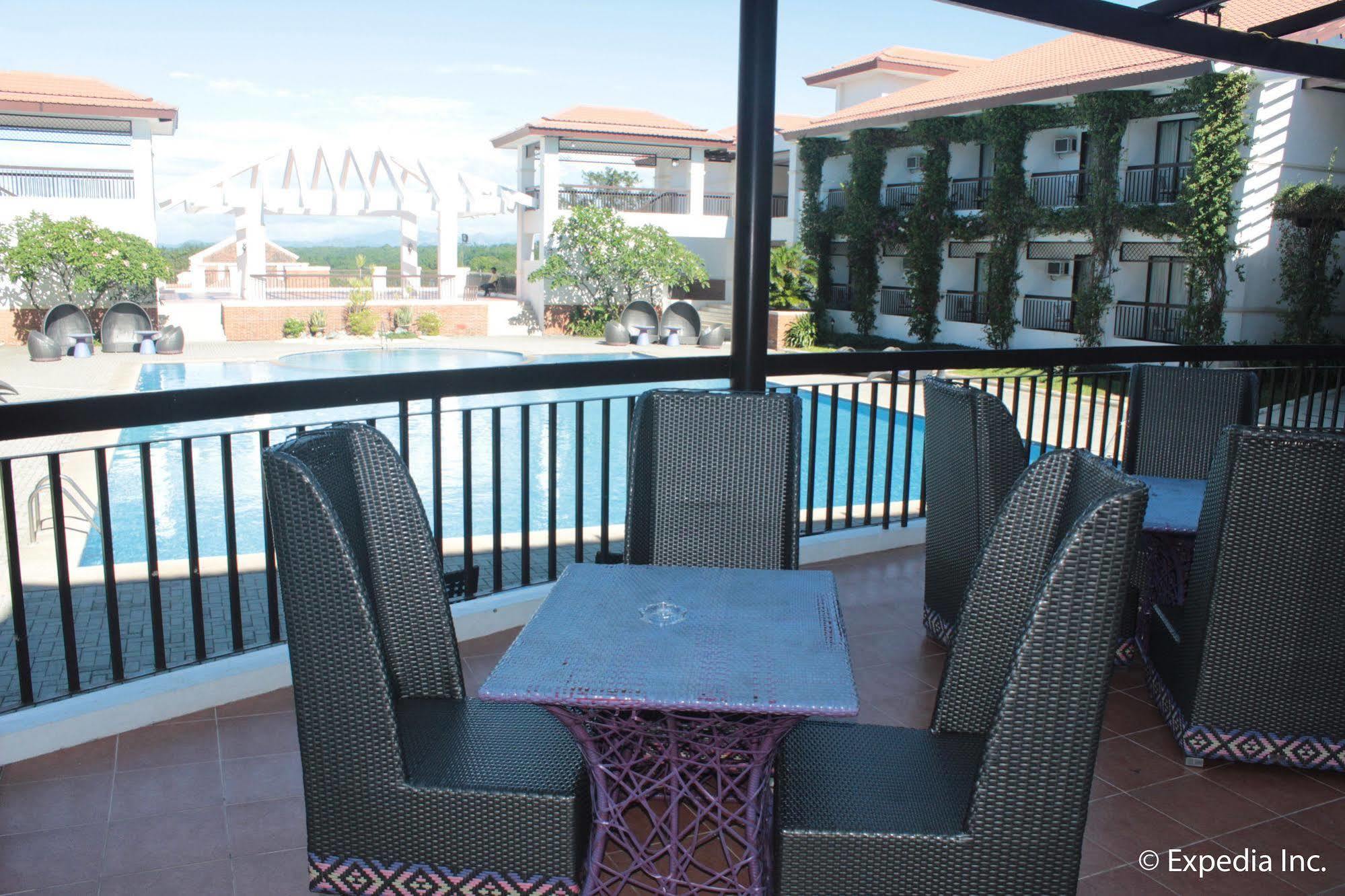 Ilocos Norte Hotel & Convention Center Laoag Exteriör bild